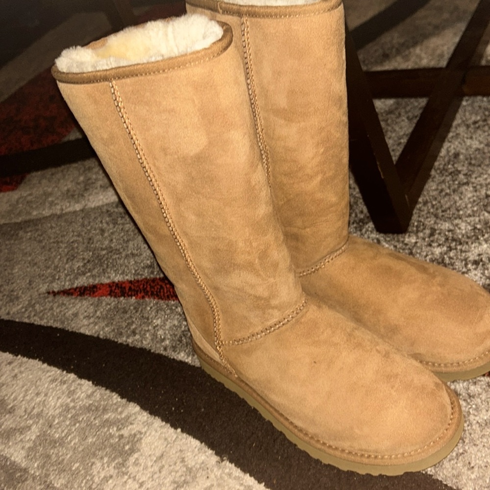 COMFY UGGS.